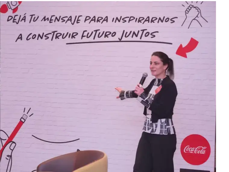 Carolina Dalul facilitando un encuentro con un equipo de Coca-Cola.